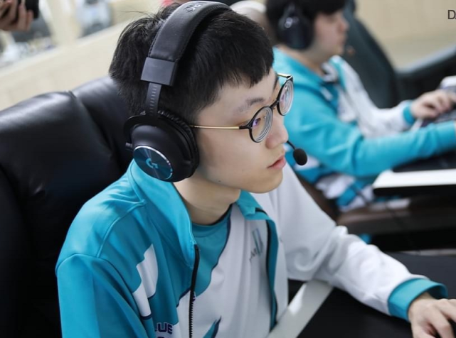 开云体育-Doinb回归赛场，关键助攻首场状态亮眼，DWG观众沸腾！的简单介绍